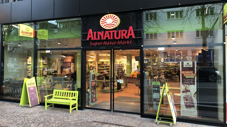 Eingang Alnatura Super Natur Markt in Freiburg in der Bismarckallee