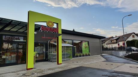 Eingang des Alnatura Bio-Supermarkts in Eimeldingen