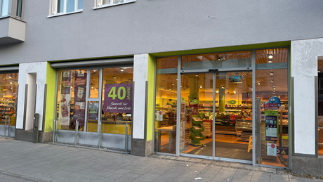 Eingang des Alnatura Super Natur Markts in München-Pasing