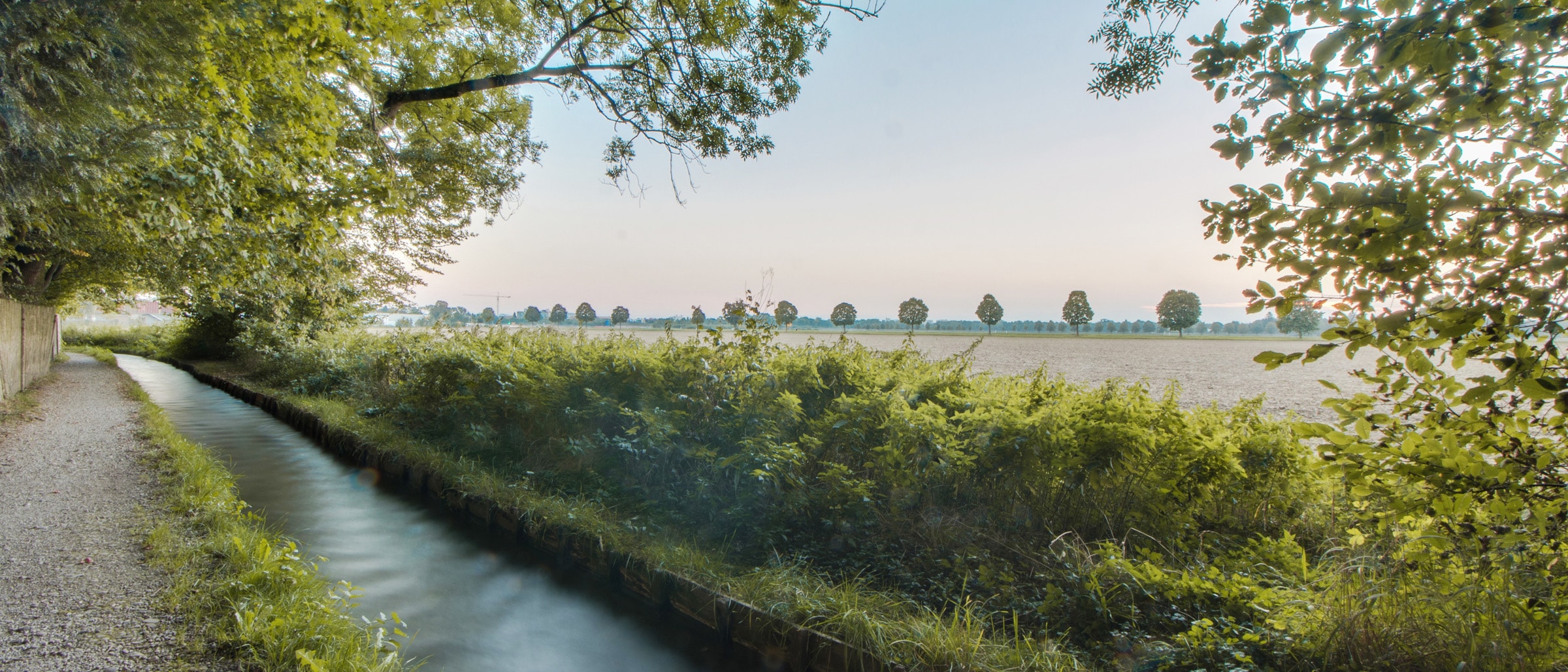Alnatura Unterhaching: Landcshaft mit Bach und Feldern