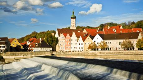 Alnatura Landsberg-Lech: Kirche und Häuser in Landsberg-Lech