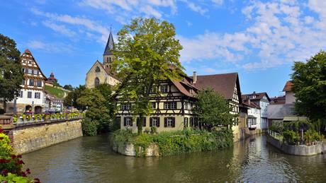 Alnatura Esslingen: Haus auf einer Insel im Neckar