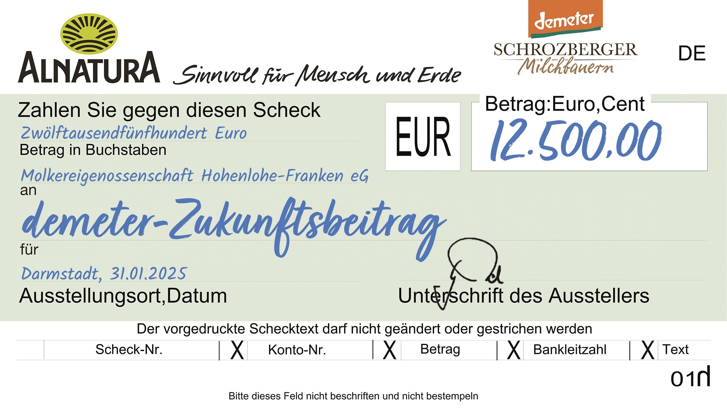 Darstellung eines Spendenschecks "demeter-Zukunftsbeitrag" von Alnatura an die Molkereigenossenschaft Hohenlohe-Franken eG  in Höhe von 12500 Euro.