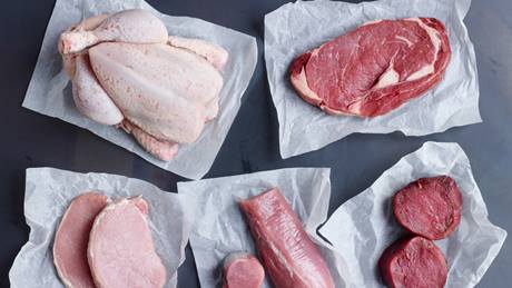 Fleisch vom Geflügel als ganzes Hähnchen, Pute oder Truthahn sowie Rindfleisch und Schweinfleisch
