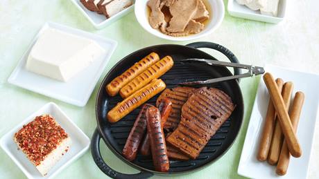 pflanzliche Fleischalternativen: Tofu, Seitan, Feto in unterschiedlichen Würzungen und Variationen