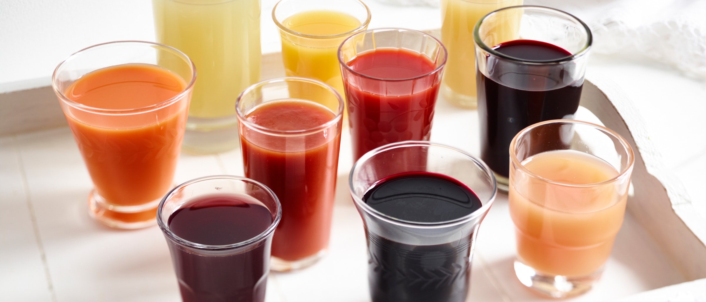 verschiedene Säfte: Orangensaft, Traubensaft, Beerensäfte, Birnensaft,  