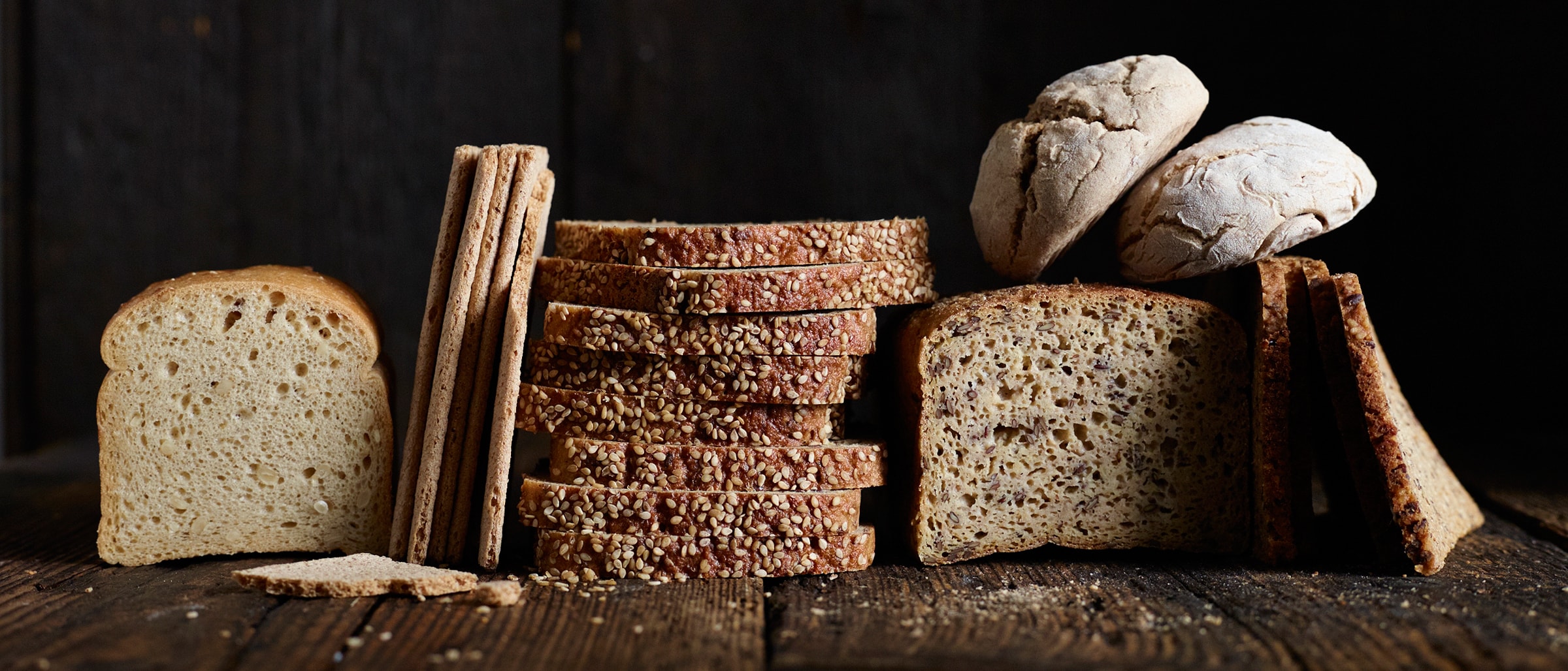 verschieden gestapelte Brotscheiben, Knäckebrot, Brötchen