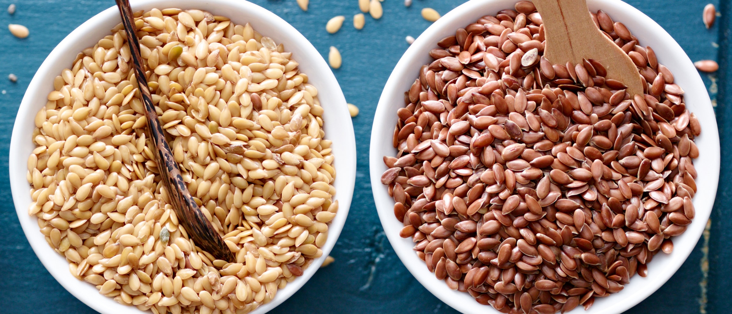 Heimisches Superfood: Leinsamen in gold und braun. Geschrotet und als ganzes Korn. 