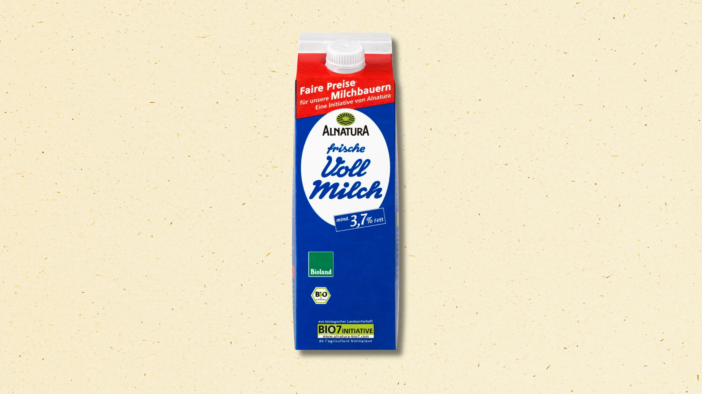 Eine Packung Alnatura Vollmilch auf hellem Hintergrund.