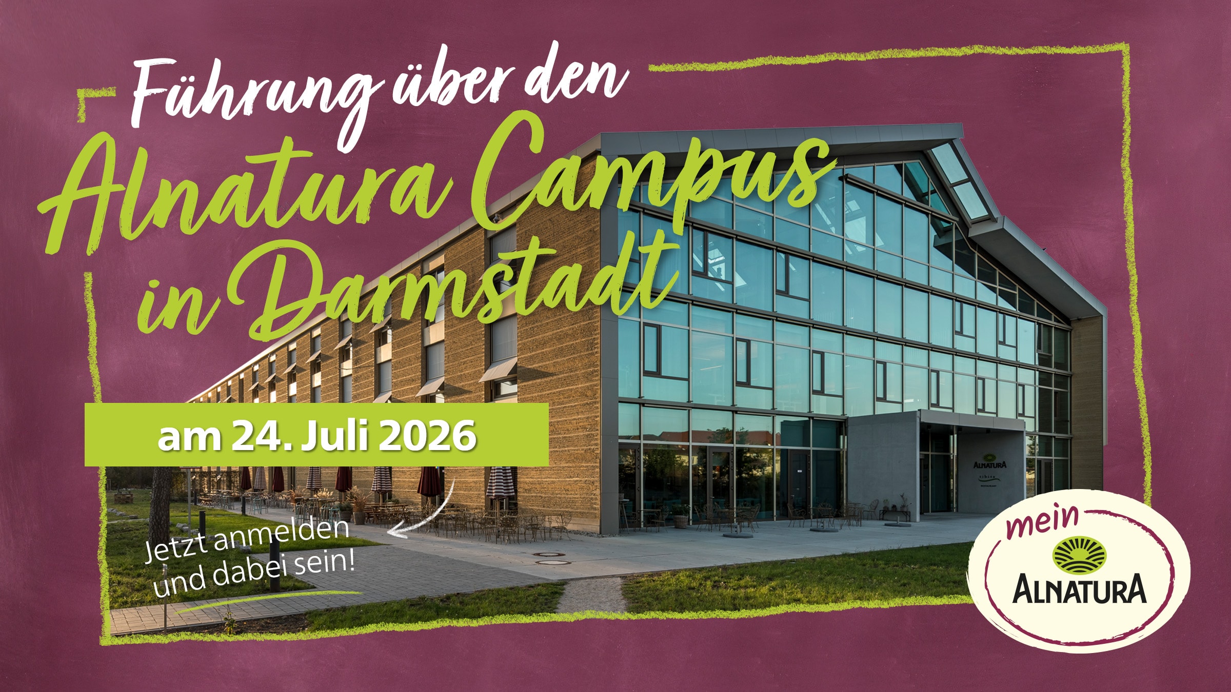 Das Bild ist eine Ankündigung für eine Führung über den Alnatura Campus in Darmstadt am 24. Juli 2026. Es zeigt ein Foto des modernen Campusgebäudes, Es zeigt ein Foto des modernen Campusgebäudes, eingebettet in eine dunkelrote, kreideartig wirkende Hintergrundfläche.  Der Text ist in einer handschriftlichen,informellen Schriftart gestaltet und lädt zum Anmelden ein. Das Alnatura-Logo ist prominent platziert. Das Gesamtbild wirkt freundlich und einladend.