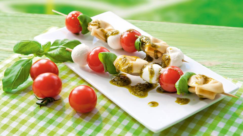 Tortellini-Spieße mit Pesto