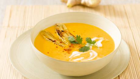 Möhren-Ingwer-Suppe mit Honigbananen