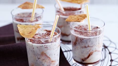 Bananenshake mit Schokosoße und Mandelkrokant