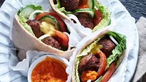 Gemüse-Pita mit Falafel und Tomaten-Chili-Dip