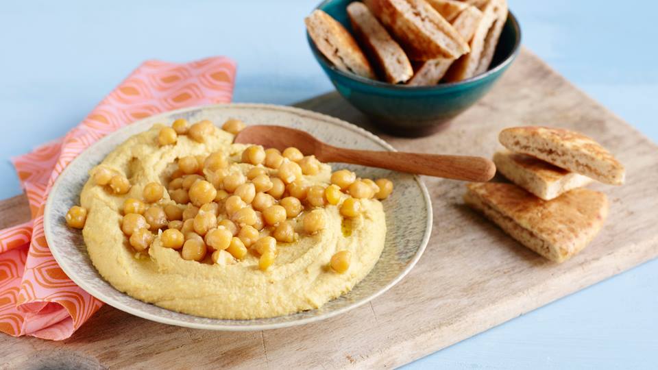 Orangenhummus mit Gewürzkichererbsen und geröstetem Pitabrot