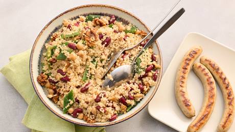 Quinoasalat mit Hülsenfrüchten und Walnüssen