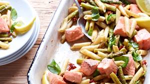 Marinierte Lachswürfel mit grünem Spargel & Penne