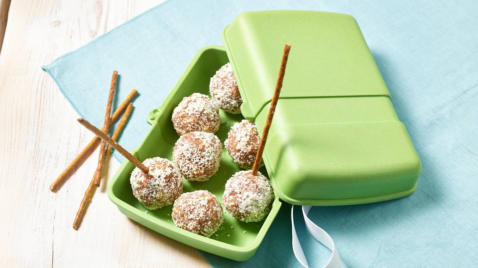 Erdbeer-Cakepops mit weißer Schokolade