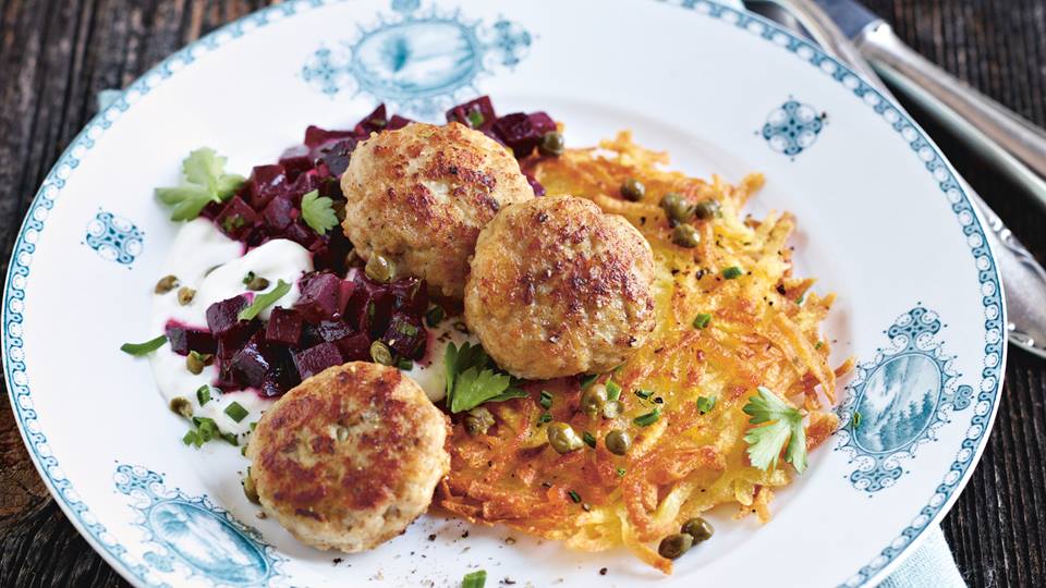Frikadellen mit Kartoffelrösti und Rote-Bete-Salat