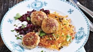 Frikadellen mit Kartoffelrösti und Rote-Bete-Salat