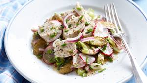 Weißwurstsalat mit Süßer-Senf-Vinaigrette und Bratkartoffeln