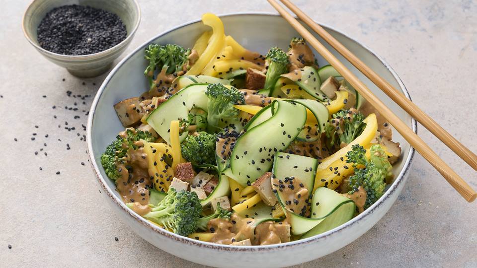 Bunter Asia-Salat mit crunchy Erdnusssauce