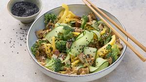 Bunter Asia-Salat mit crunchy Erdnusssauce