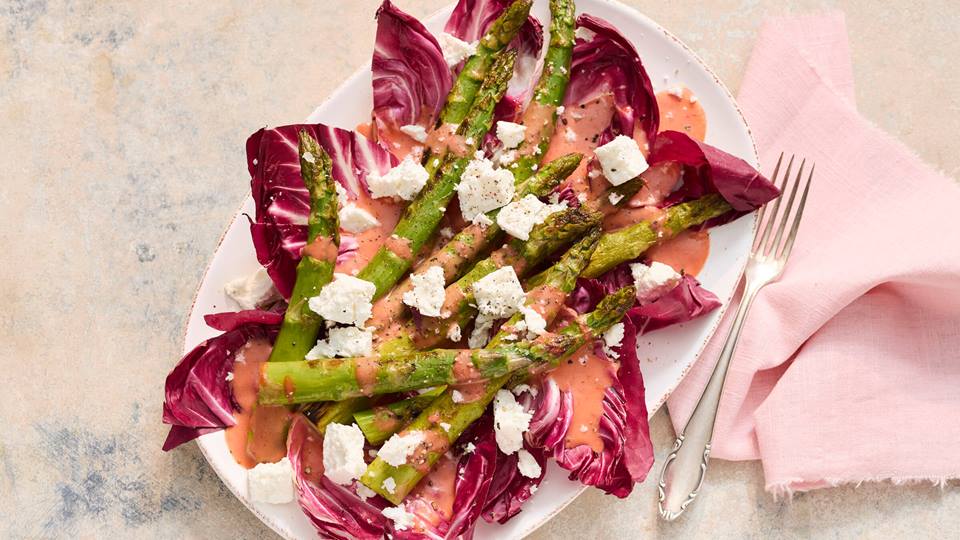 Grüner Spargel mit Erdbeer-Chili-Vinaigrette und Manouri