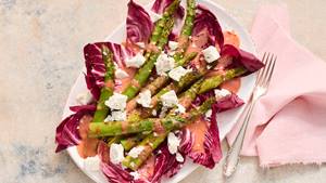 Grüner Spargel mit Erdbeer-Chili-Vinaigrette und Manouri