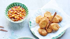 Gebackene Kochbananen im Kokosmantel mit Orangen-Mango-Chutney