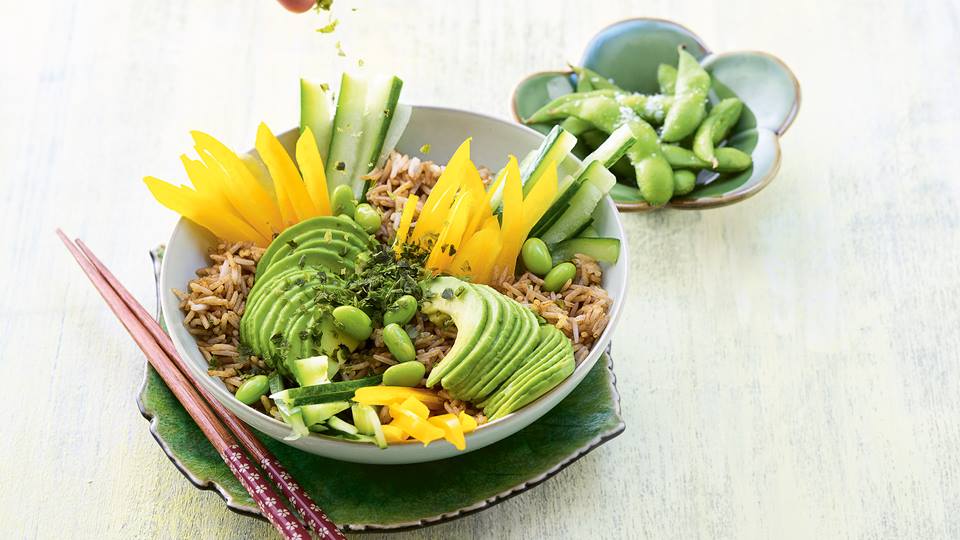 Japanischer Reissalat mit Avocado und Nori-Flocken