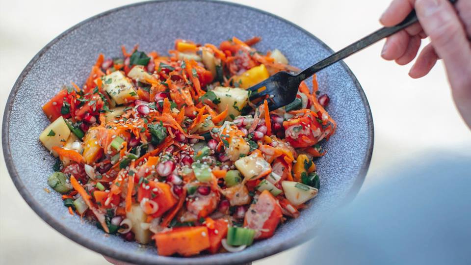 Mango-Papaya-Salat mit Erdnuss-Limetten-Dressing