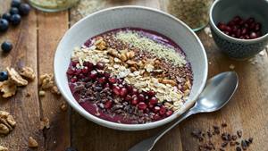 Heidelbeer-Mango-Smoothie-Bowl