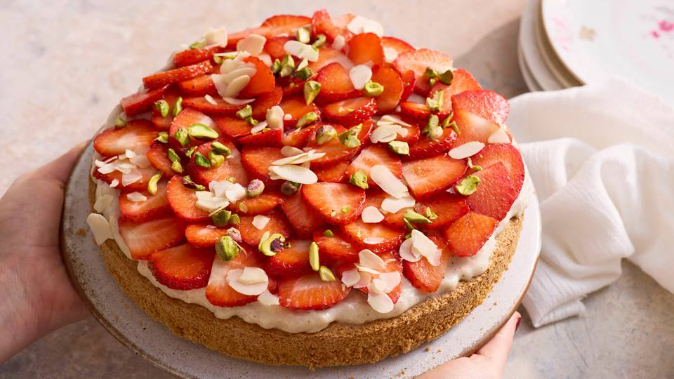 Erdbeerkuchen mit Biskuitboden