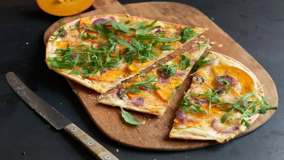 Kürbis-Flammkuchen mit roter Zwiebel und Rucola