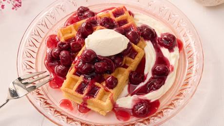 Waffeln mit heißen Kirschen und Mascarpone-Quark
