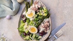 Salade niçoise mit grünem Spargel