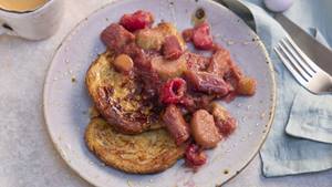 French Toast mit pochiertem Rhabarber