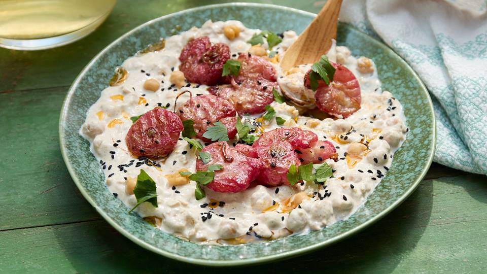 Geröstete Radieschen auf Kichererbsen-Joghurt
