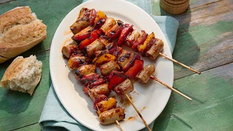Pikanter Bratwurst-Schaschlik