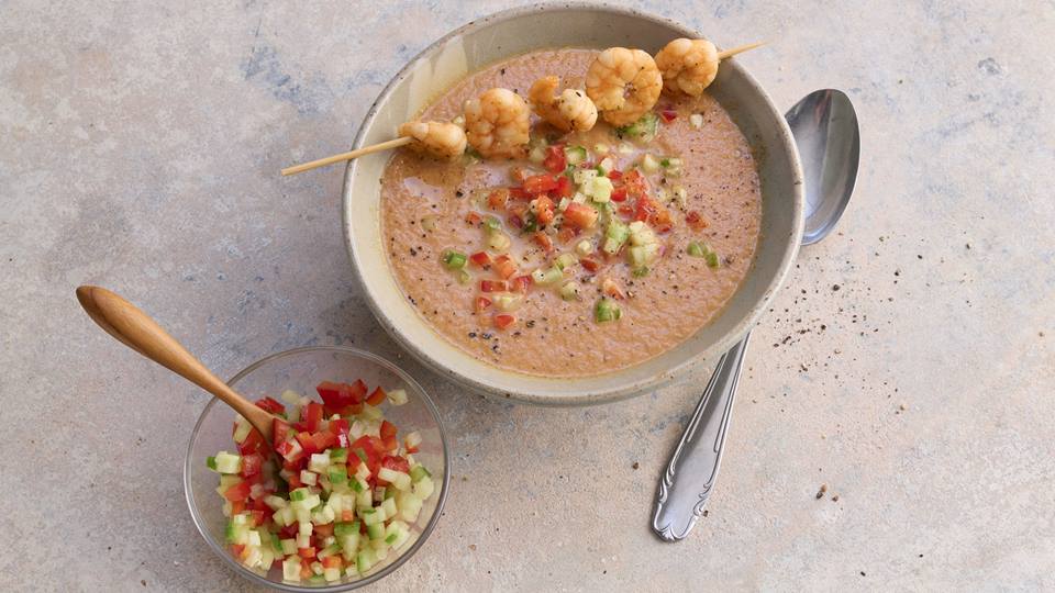 Schnelle Gazpacho mit Garnelenspießen