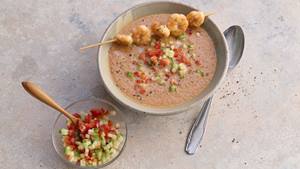 Schnelle Gazpacho mit Garnelenspießen