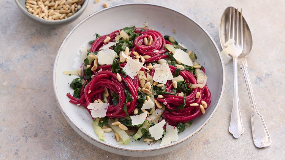Rote-Bete-Pasta mit Mangold