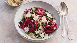 Rote-Bete-Pasta mit Mangold
