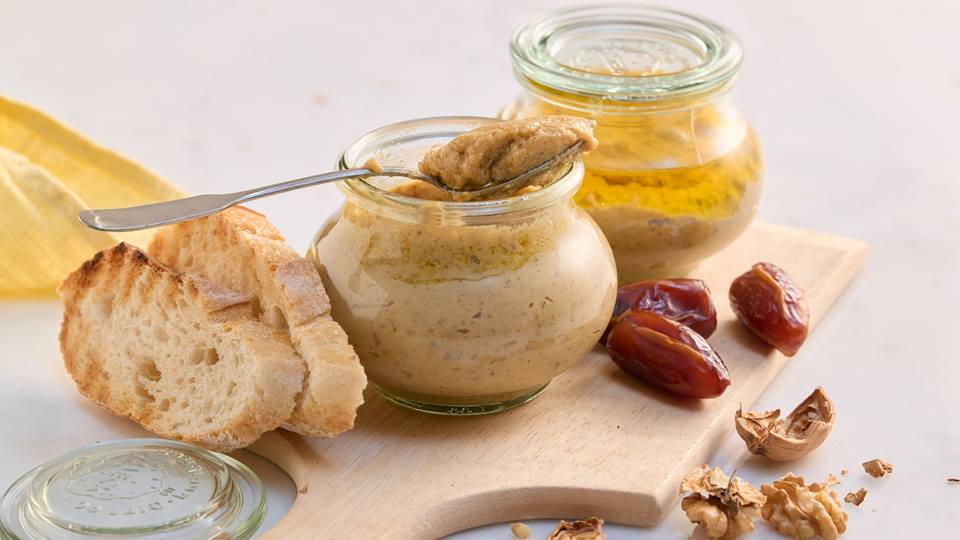 Dattel-Walnuss-Pesto mit Ricotta und Leinöl