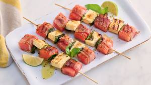 Melonen-Bacon-Spieße mit Grillkäse und Basilikum