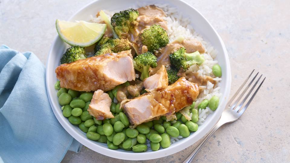 Sommer-Bowl mit knusprigem Lachs