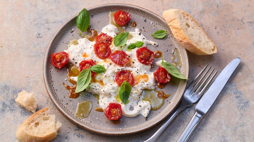 Stracciatella di Burrata mit glasierten Kirschtomaten