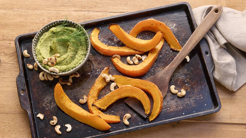 Kräuter-Hummus mit Ofen-Kürbisspalten und crunchy Cashews