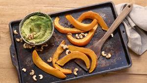 Kräuter-Hummus mit Ofen-Kürbisspalten und crunchy Cashews